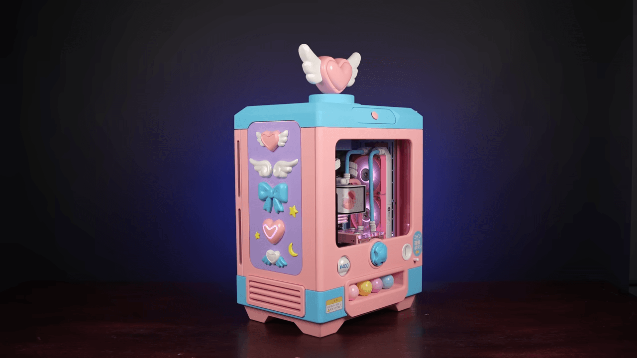 Confira este PC customizado inspirado em gachapon com um coração flutuante no topo e mini pentes de RAM em suas cápsulas
