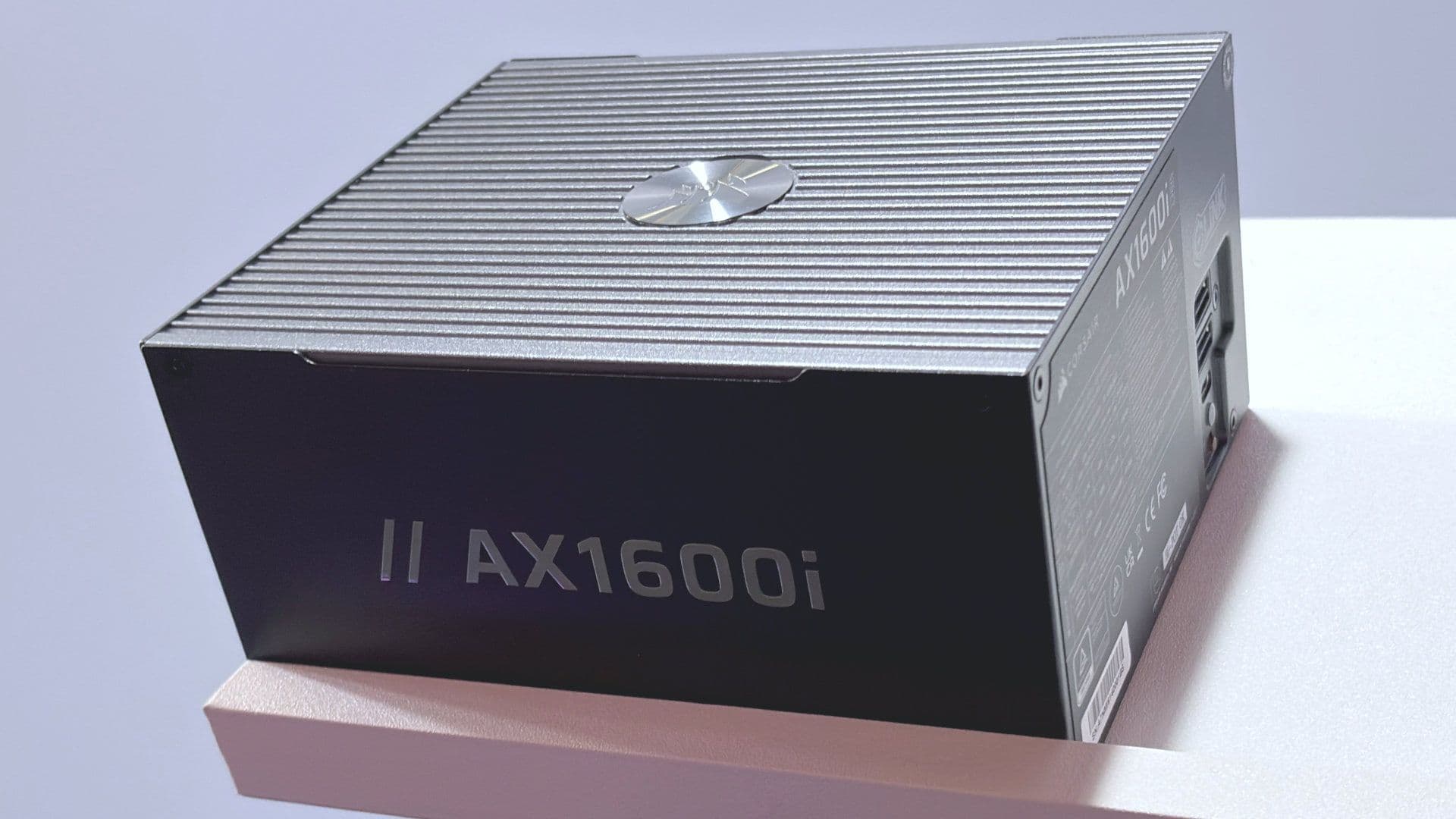 A fonte de alimentação topo de linha AX1600i da Corsair recebe algumas atualizações muito necessárias, incluindo monitoramento de pinos, conectores de energia adequados para GPU e uma redução no tamanho.
