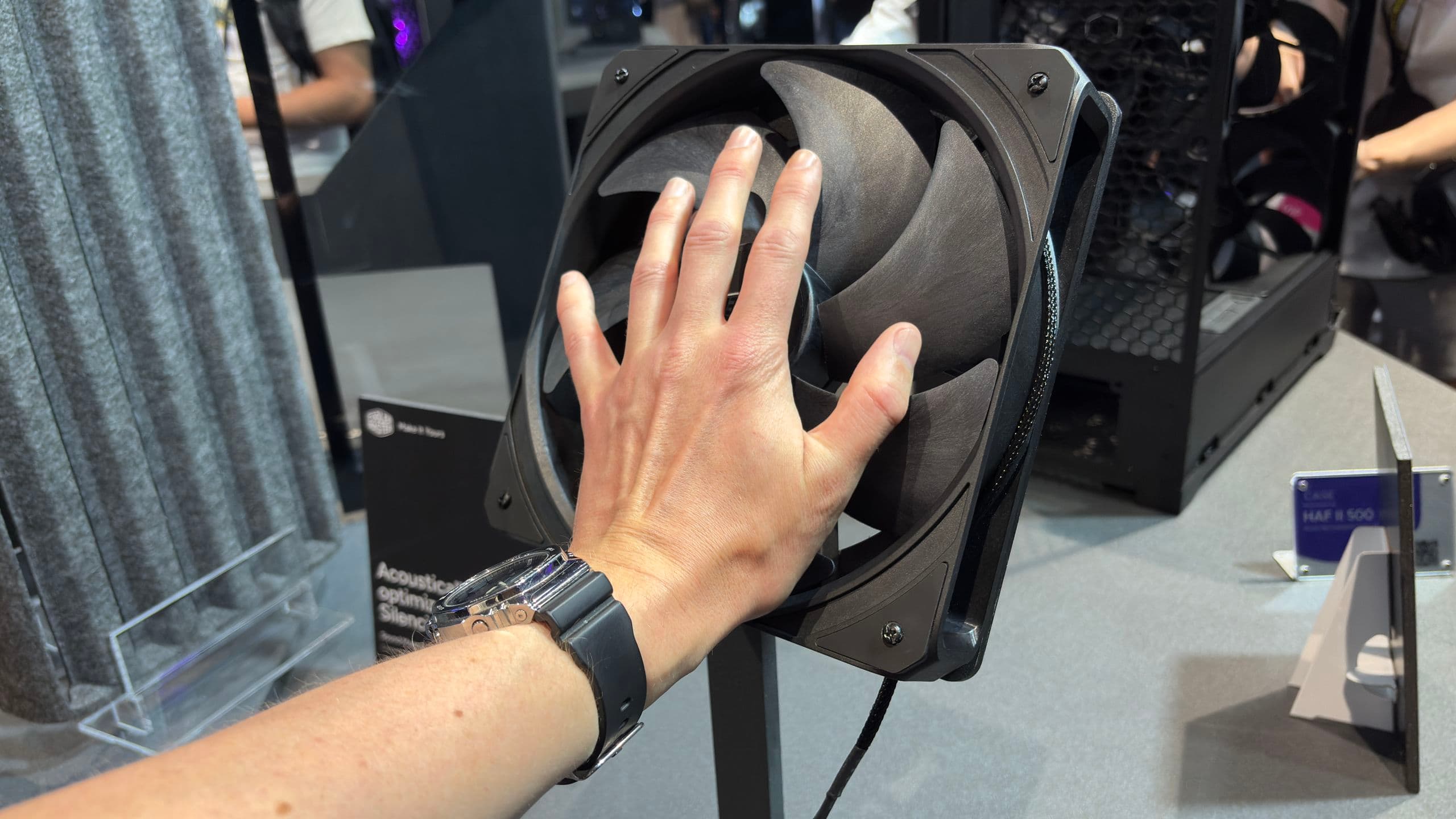 A Cooler Master está equipando seus gabinetes mais recentes com ventoinhas verdadeiramente enormes para alto fluxo de ar e operação silenciosa