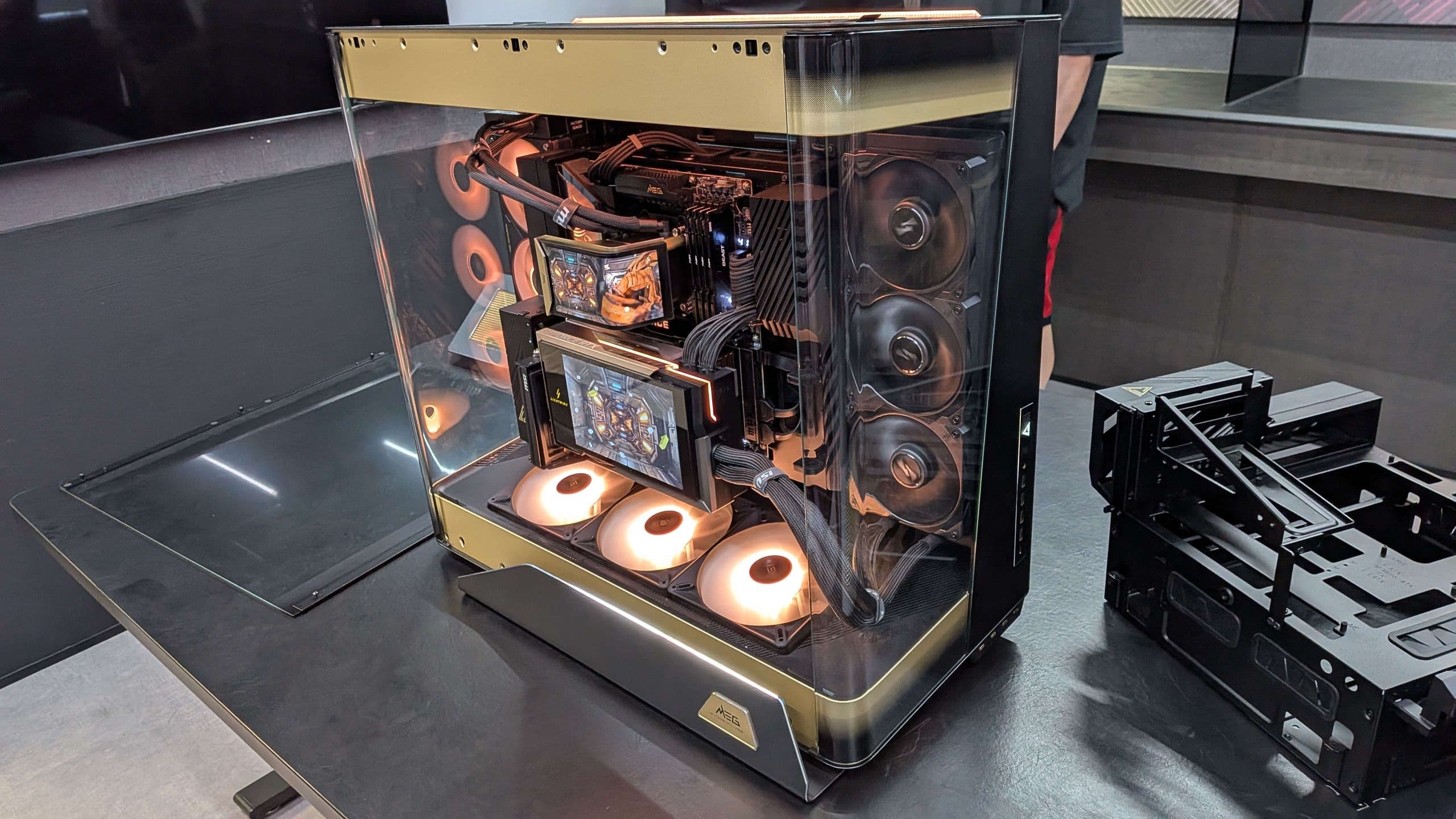 O gabinete Maestro 900R da MSI está quase chegando. Trema de medo, pobre carteira