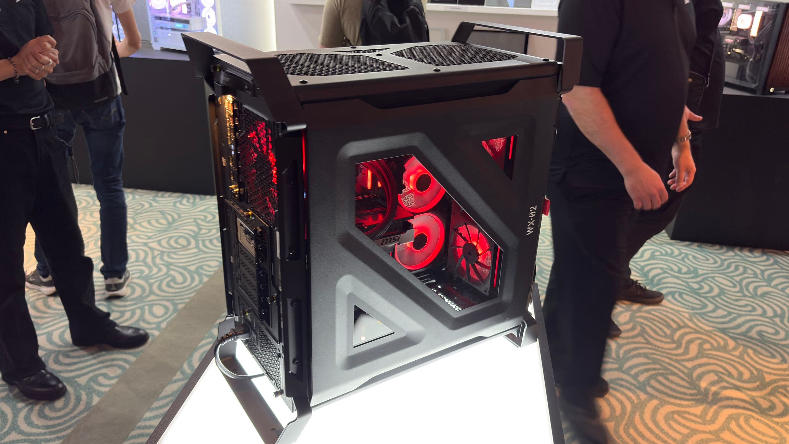 O gabinete de PC Warthog, levemente ultrajante, da Corsair é o que eu mais gostaria de levar para casa da Computex 2026, e não tenho vergonha de dizer isso