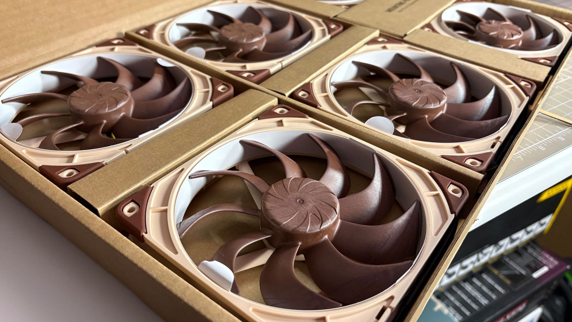 Estou tentando descobrir o que pode ser o teaser da Noctua para a Computex que lembra uma escova, e só consigo pensar em uma ventoinha peluda