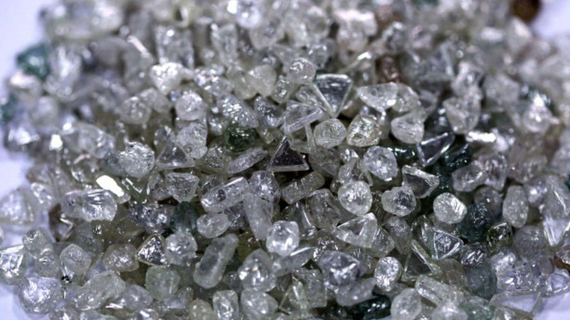A Galax exibe conceito de GPU de próxima geração com cristais Swarovski verdadeiros, e receio que ela não esteja ciente da situação do mercado em 2026
