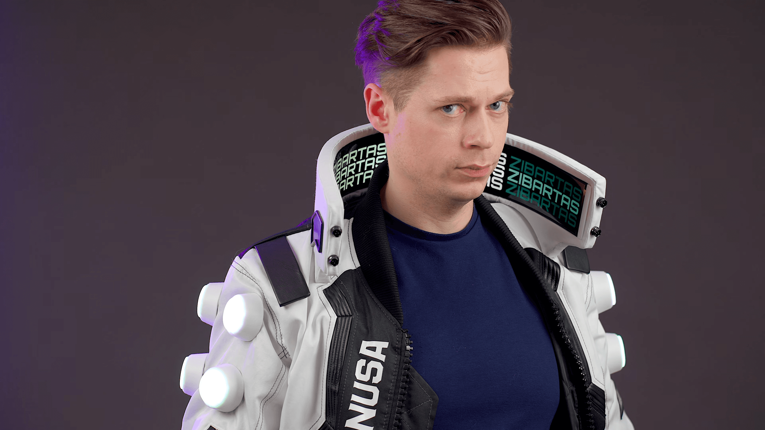 Cosplayer cria uma jaqueta de Cyberpunk 2077 da vida real, completa com uma gola OLED flexível na qual você pode realmente jogar.