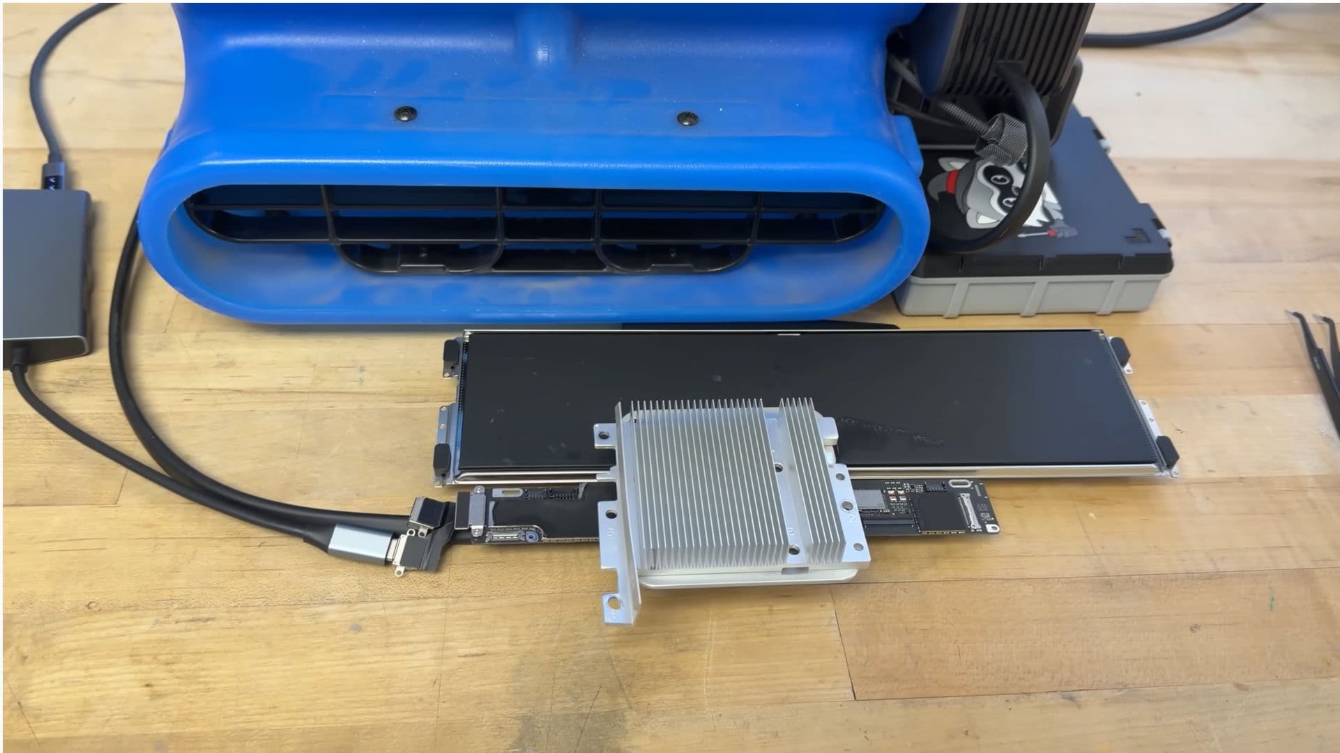 MacBook Neo records achieved using big air blower and sandwich cooling