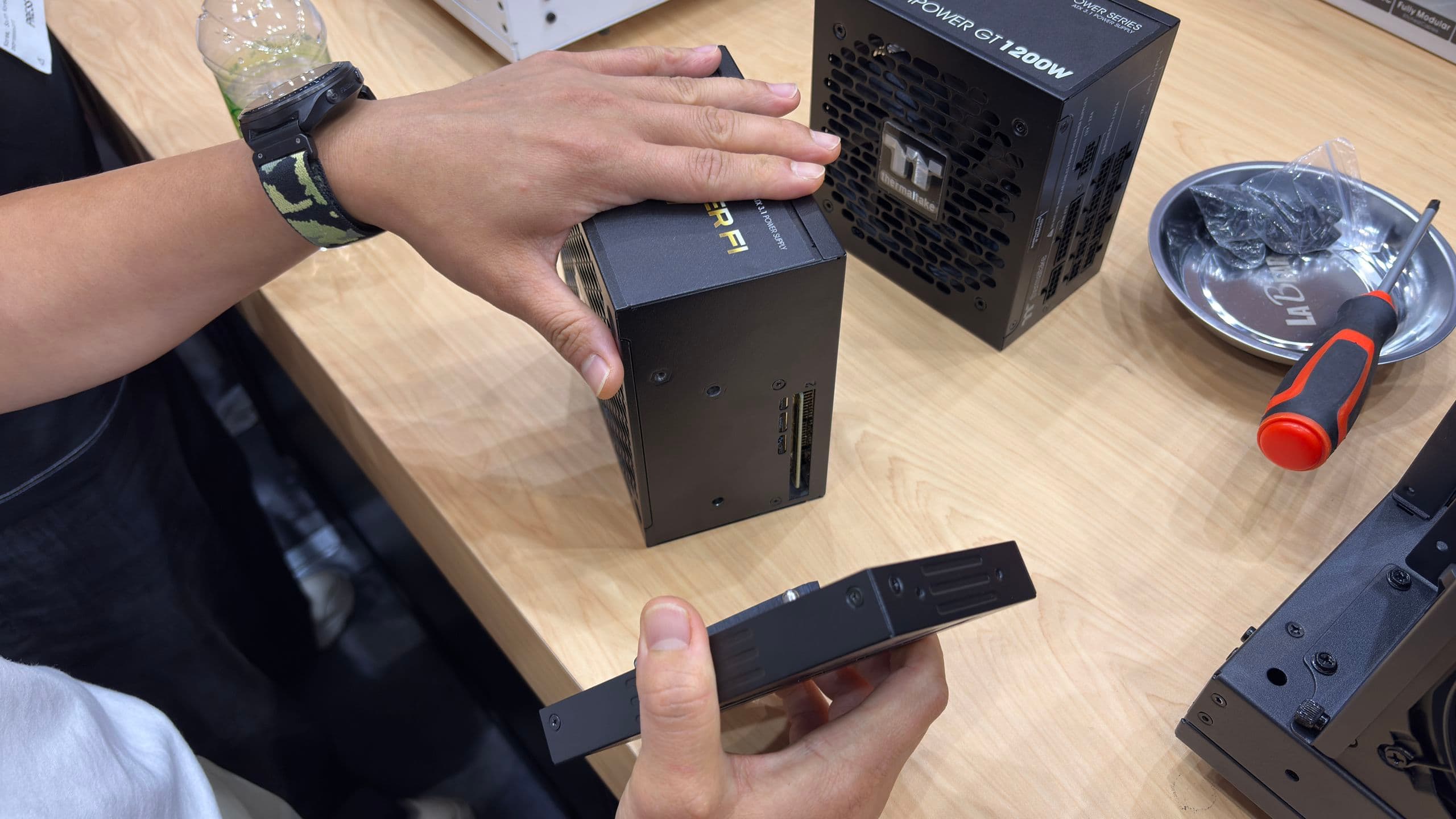 Thermaltake construiu uma PSU que se divide em duas… de propósito