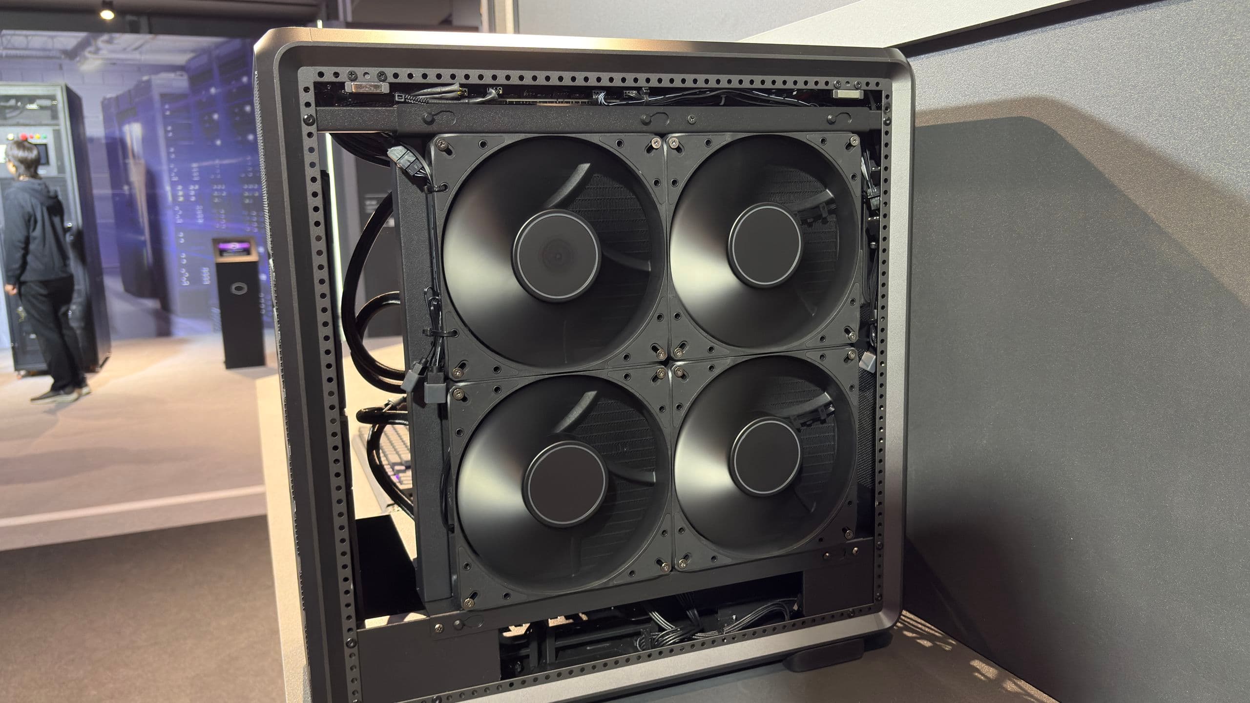 Cooler Master construiu um enorme radiador de 360 x 360 mm com quatro ventoinhas de 180 mm para 2000 W de resfriamento