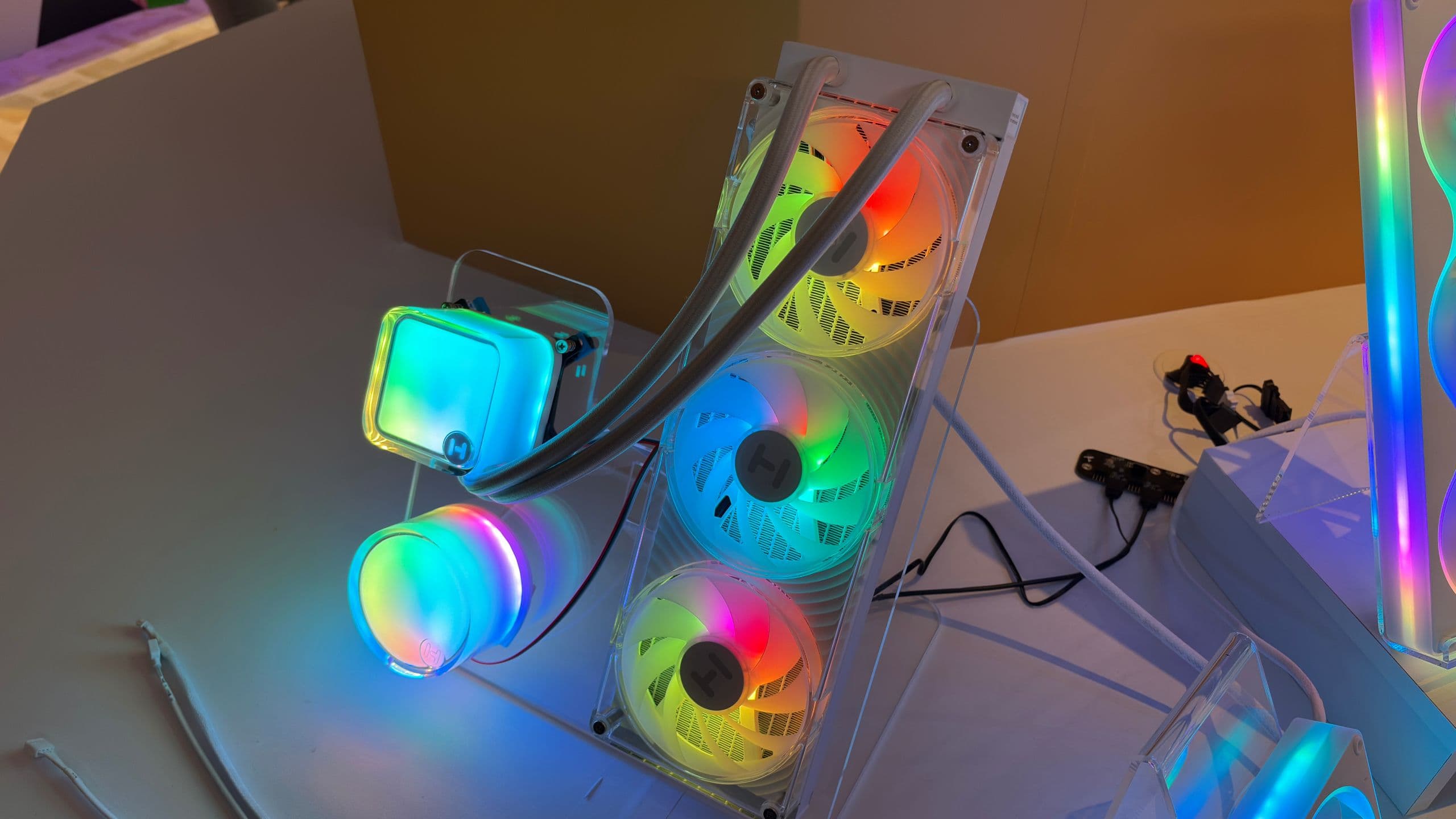 Novo protótipo de cooler AIO da Hyte traz RGB chamativo e coberturas transparentes em um pacote acessível