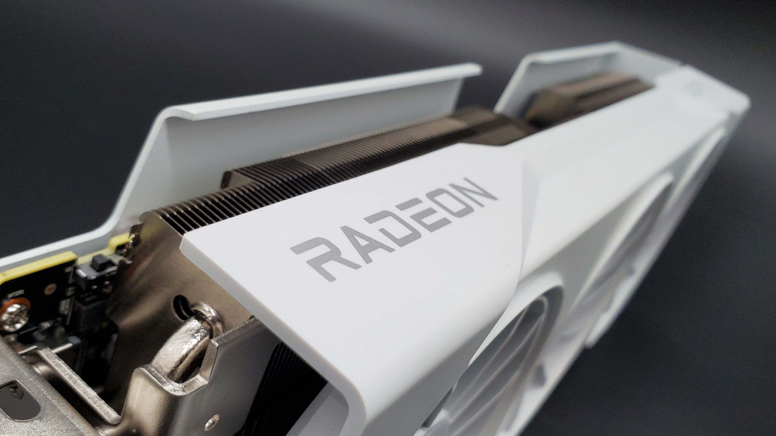 A margem de overclock nas GPUs da série Radeon 7000 da AMD certamente não foi acidental... o cerne da Radeon tem que ser totalmente focado em valor para o usuário final