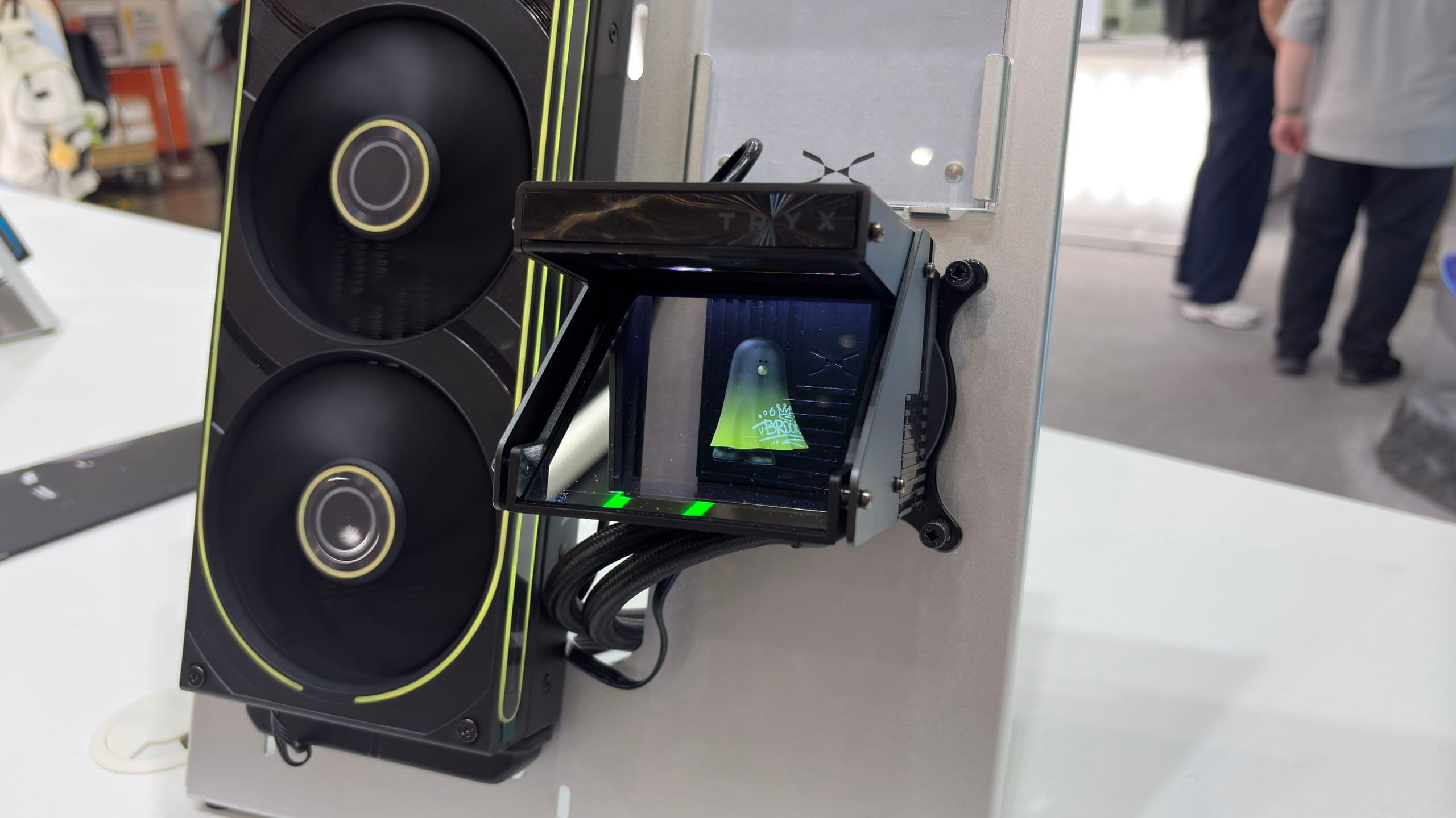 Tryx alega ter o primeiro water cooler holográfico do mundo na Computex, mas duvido que tenha sido uma grande disputa