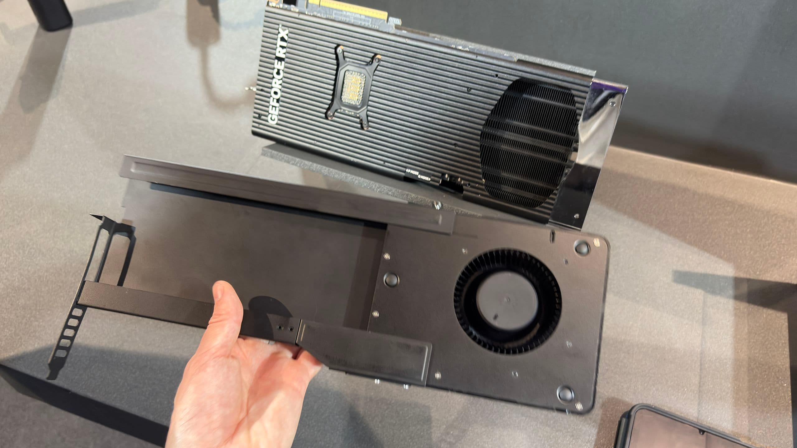 O blower está de volta: A Cooler Master criou um acessório de GPU que empurra o ar quente para fora do seu gabinete em vez de jogá-lo sobre a sua CPU
