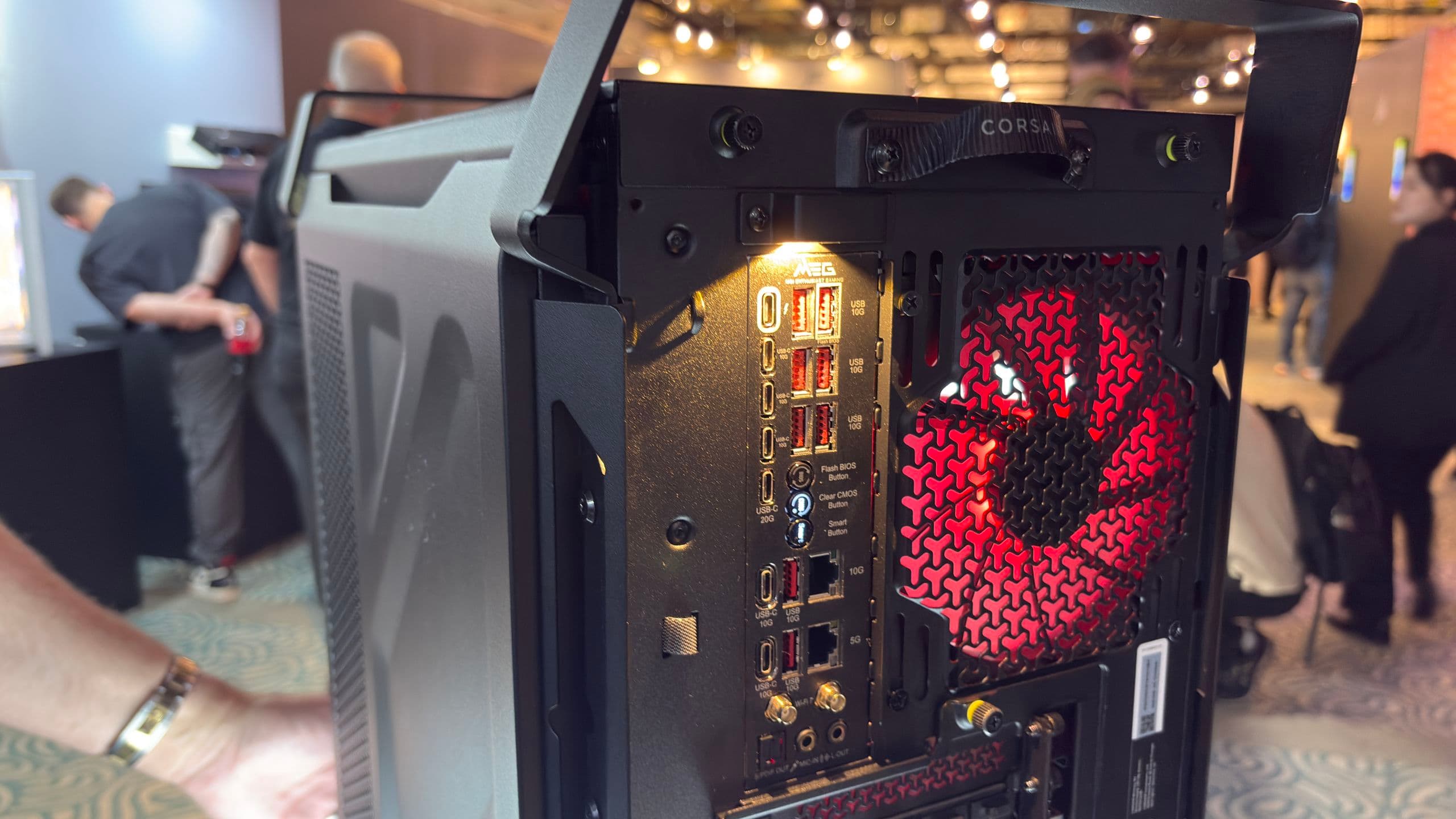 Gabinete inspirado em caças da Corsair vem com um interruptor para alternar uma luz acima do painel de E/S traseiro