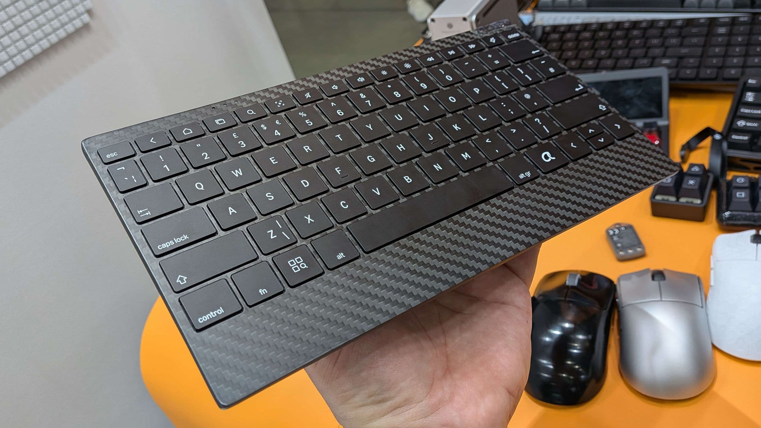 O conceito de fibra de carbono da Keychron é o teclado mais fino em que já digitei