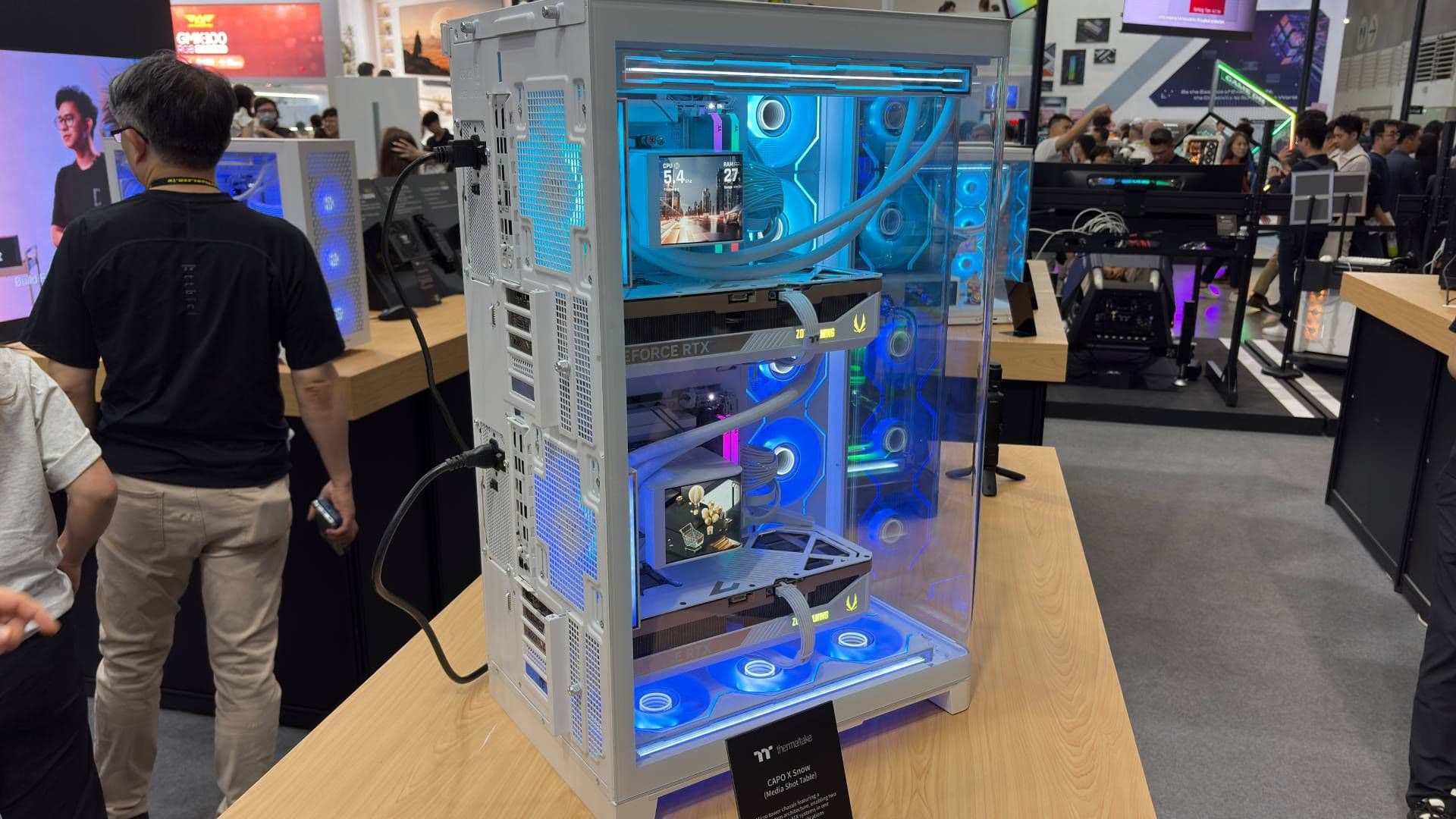 O que é melhor do que um setup gamer de alto nível? Um setup gamer de dois andares, segundo a Thermaltake.