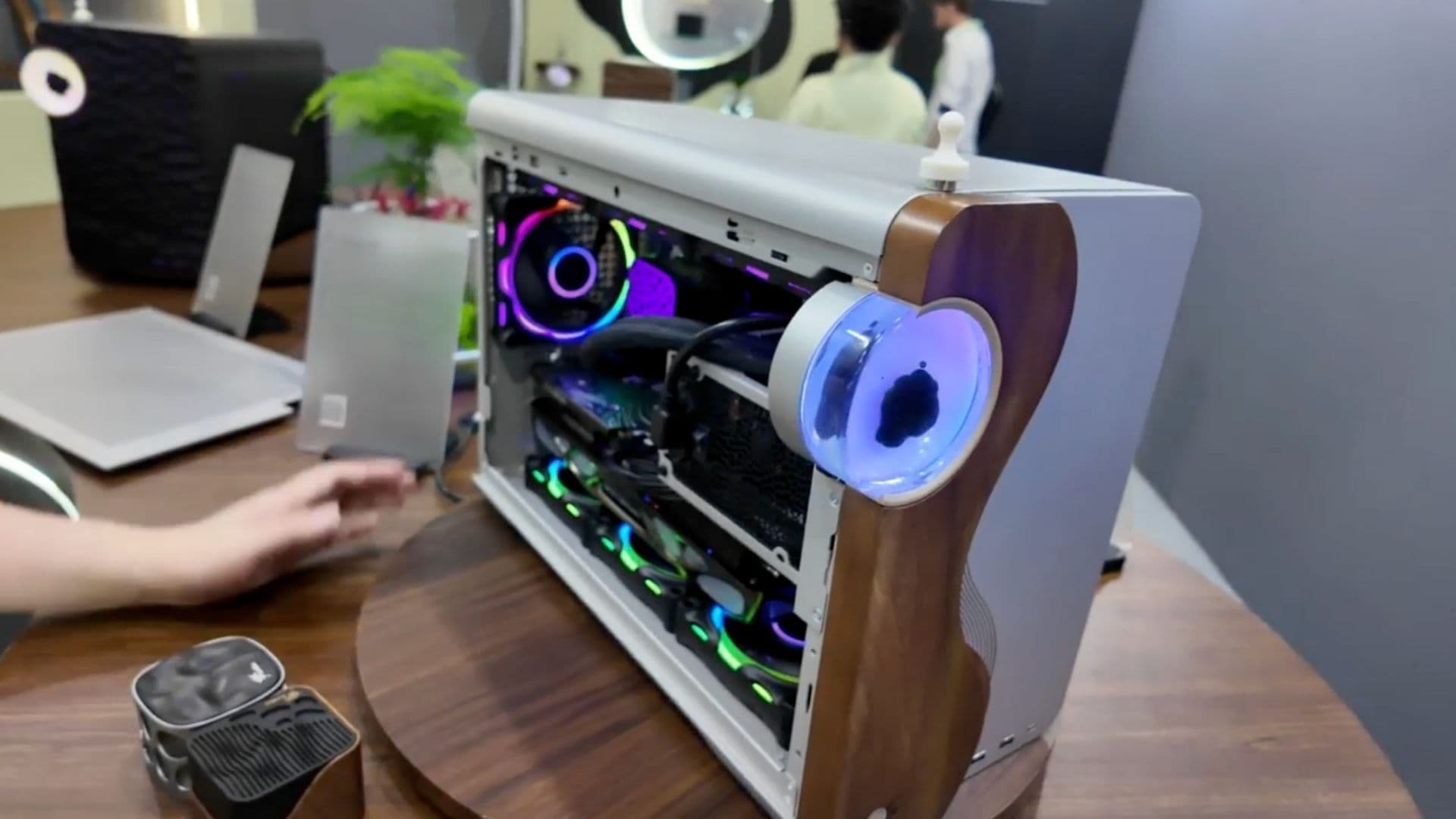 Este novo gabinete de PC microATX vem com um líquido preto estilo Venom que reage a som e ímãs, e eu o acho estranhamente atraente