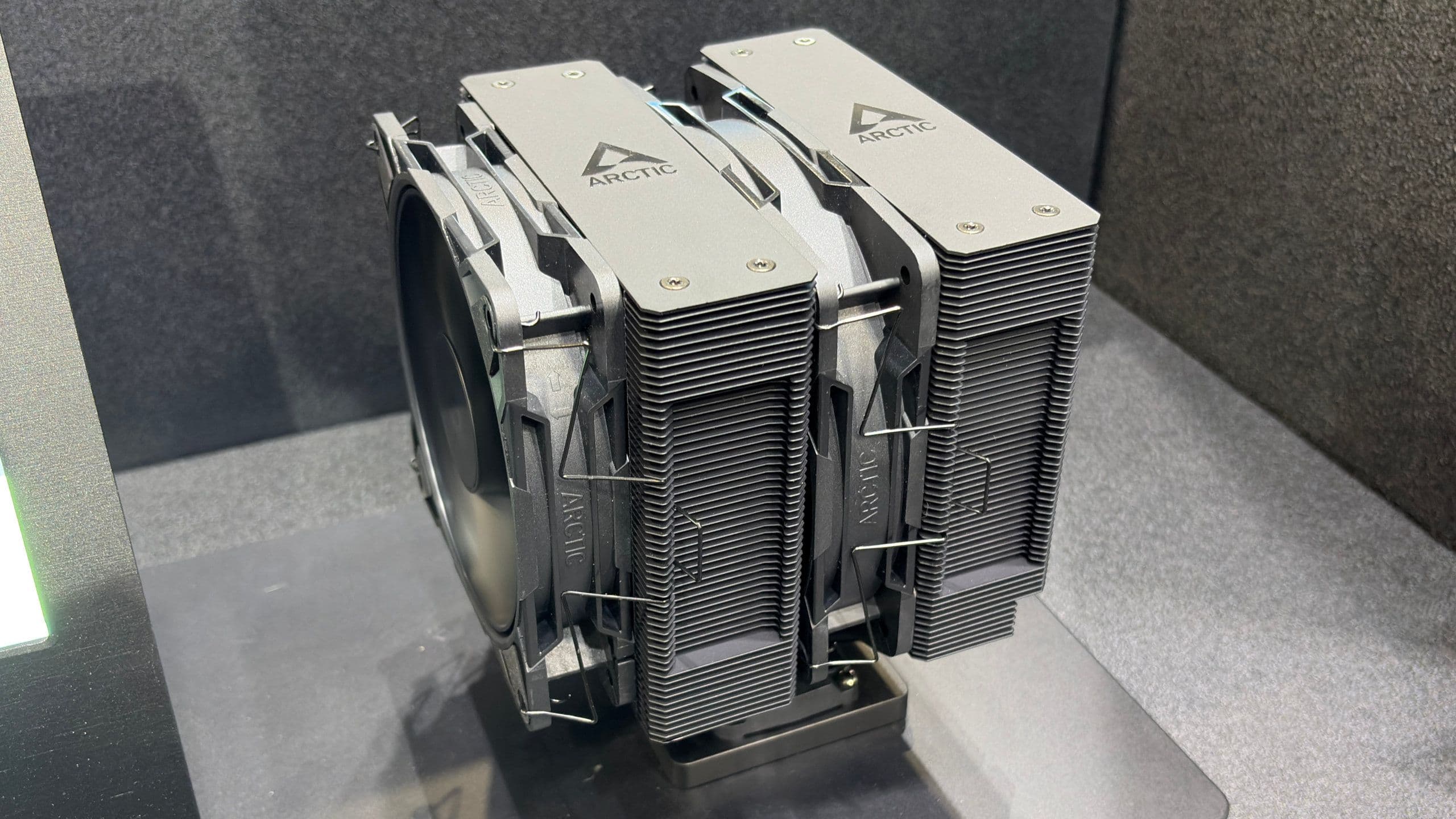 Enquanto todos parecem ignorar a situação da economia na Computex, a Arctic mantém os pés no chão ao nos trazer um novo e acessível CPU cooler