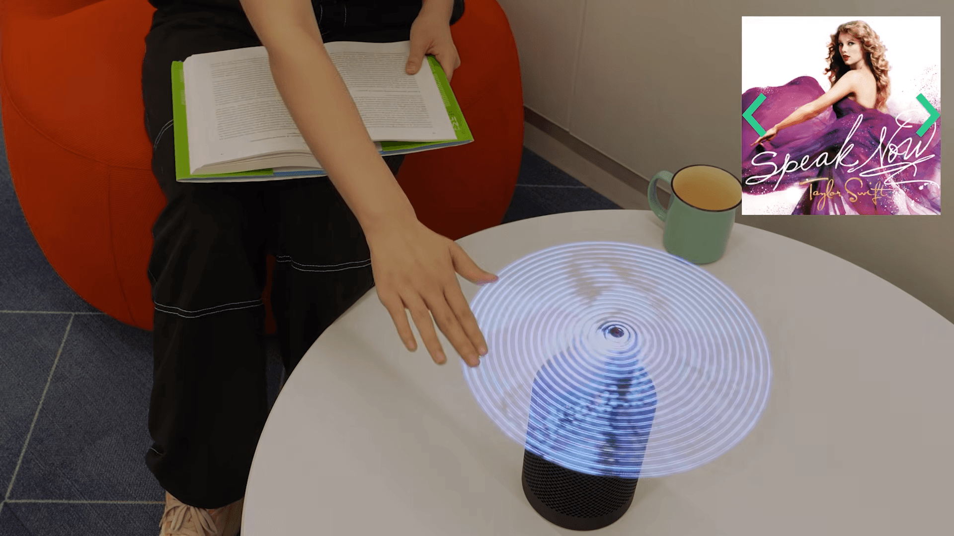 Este ventilador holográfico macio e flexível é seguro ao toque e também *checa anotações* pode ser usado para prevenir queimaduras químicas