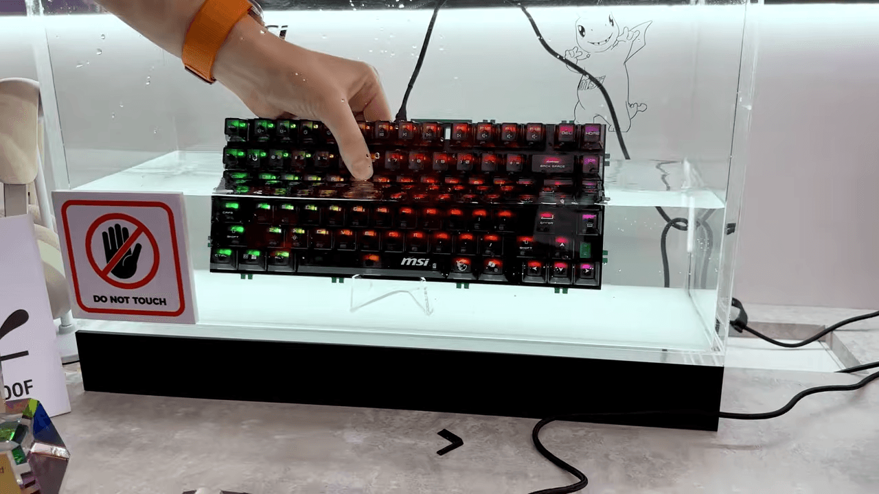 O novo Strike Alloy da MSI reúne quase todos os termos populares de teclados gamer, com TMR, 8k e rapid trigger, e você pode até usá-lo embaixo d'água