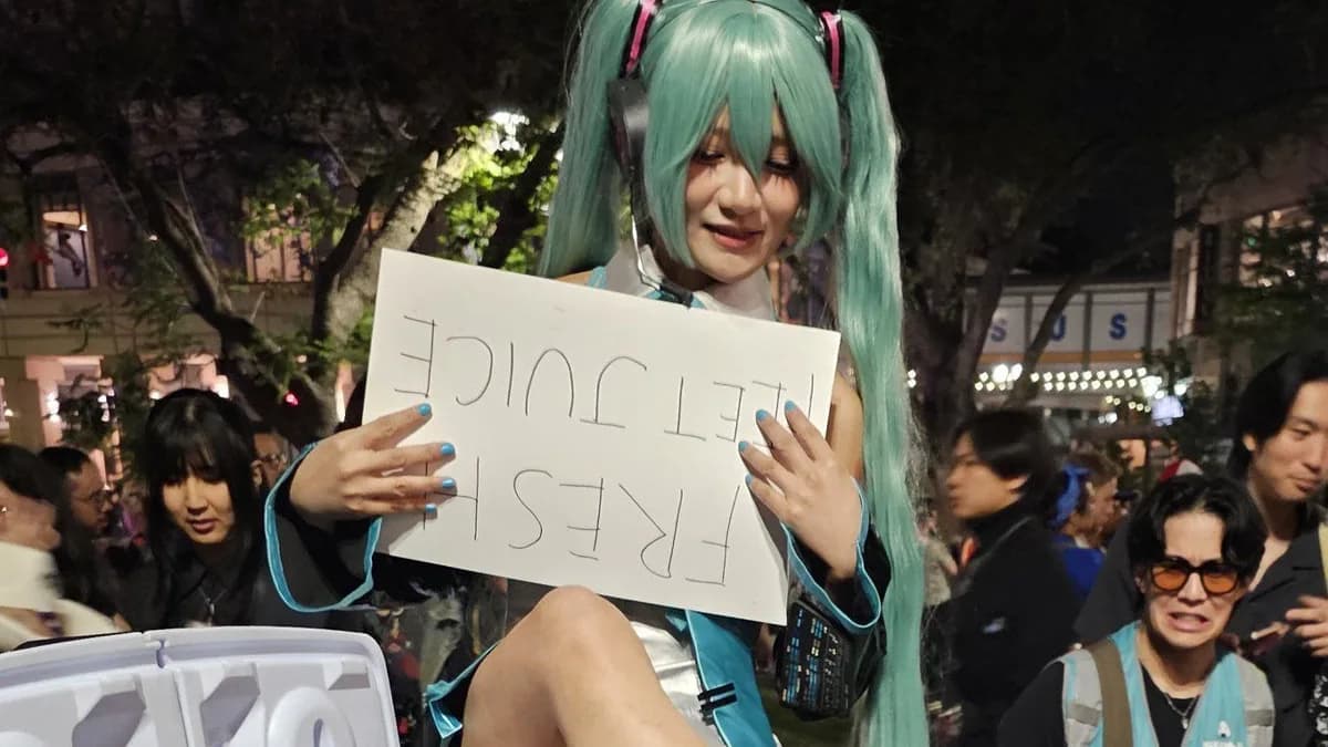 Cosplayers viralizam ao vender água dos pés em evento